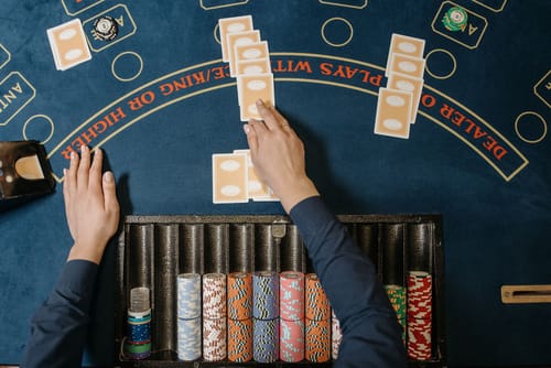 Blackjack-Karten werden ausgeteilt