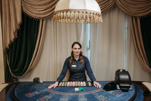 Croupière am Live-Roulette-Tisch